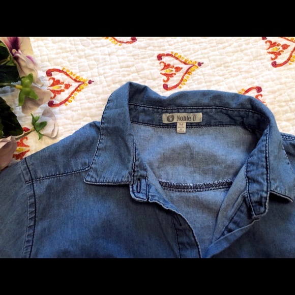 🌻Super soft chambray button down shirt. - Picture 3 of 5